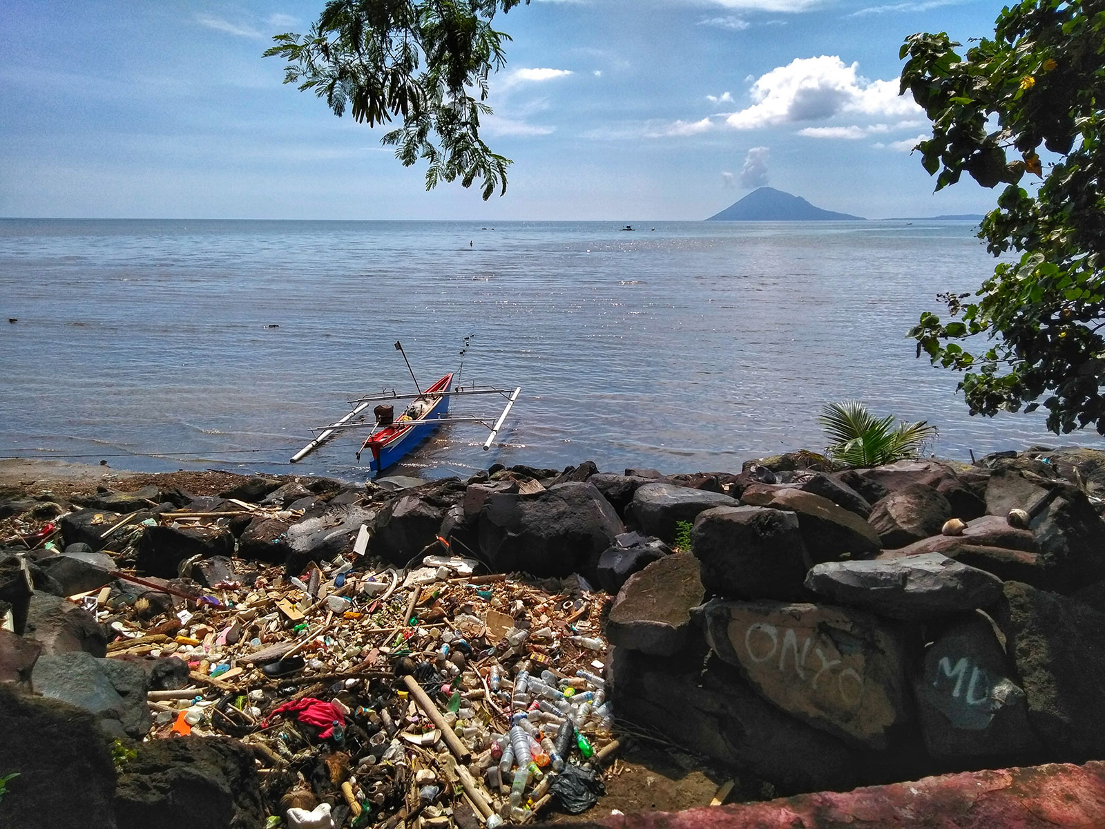 Untreated waste problem at the coast of Manado Tua Island, North Sulawesi. Copyright: Julia Giebel