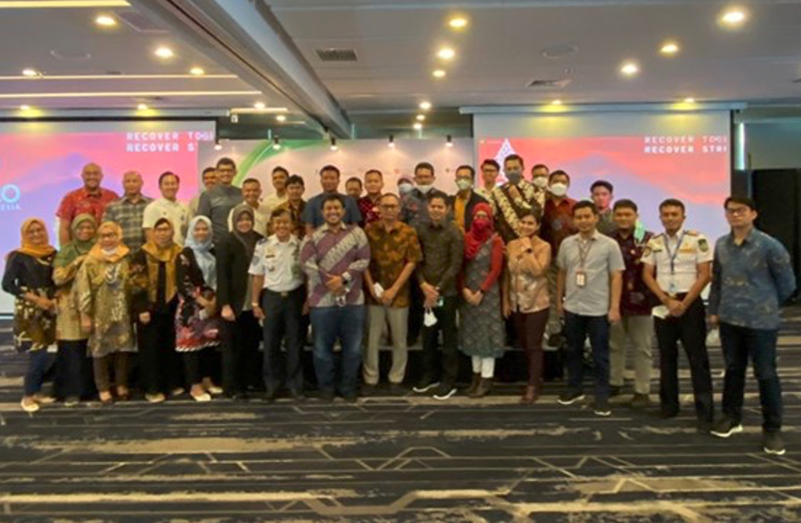 Trainers and participants in the opening session [Copyright: GIZ SUTRI NAMA & INDOBUS]