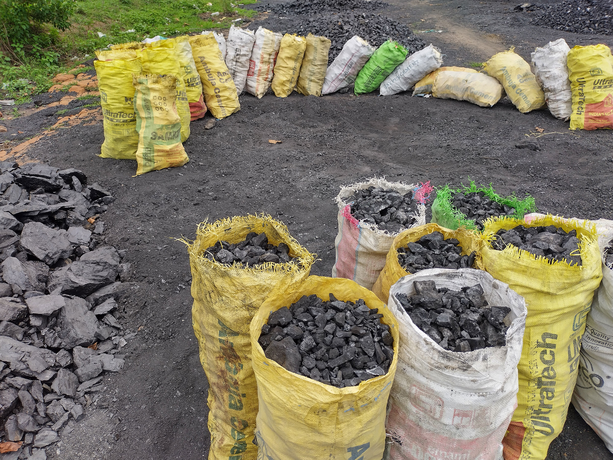 Coking of coal for the informal market in Jharkhand; Copyright: Joscha Rosenbusch 2022