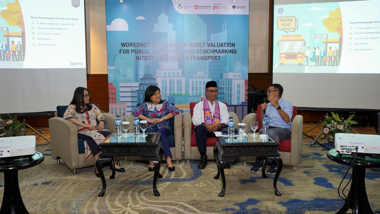 Left to right: Sagita Devi from PT MRT Jakarta, Mega Tarigan from PT Jaklingko Indonesia, and Susilo Dewanto from DKI Jakarta Transport Agency during integrated transport panel discussion