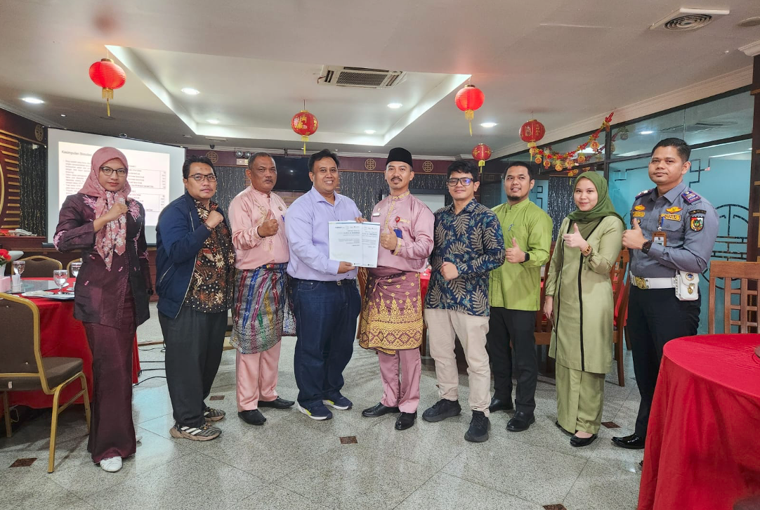Representatives of SUTRI NAMA & INDOBUS with Mr. Yuliarso, the Head of Pekanbaru Transport Agency during the handing of the study (Copyright: SUTRI NAMA & INDOBUS)