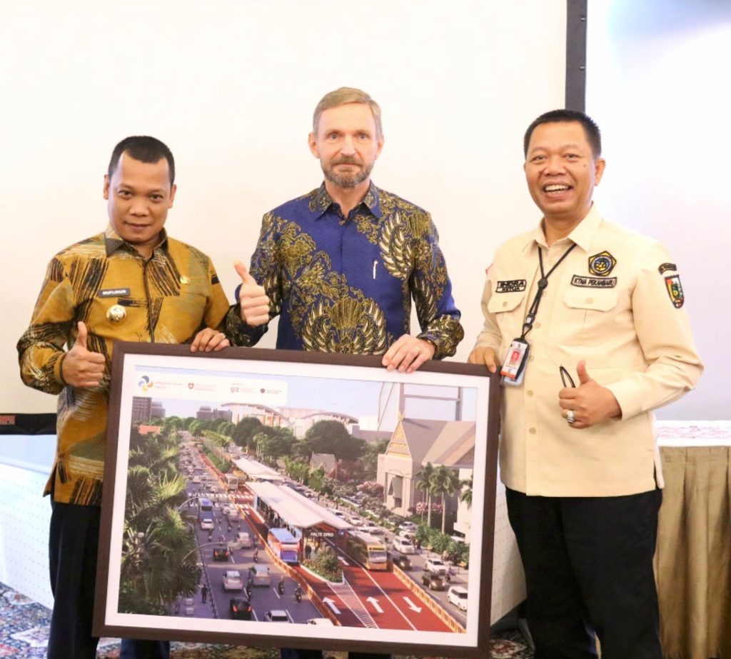 Country Director GIZ Indonesia & ASEAN handing over the Bus Rapid Transit (BRT) design to Pekanbaru government officials