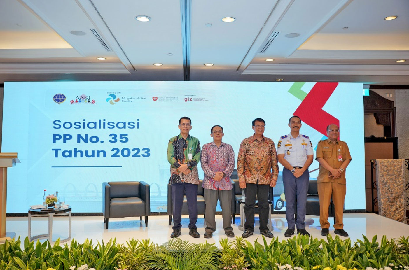 Left to Right: Ministry of Transportation, Ministry of National Development Planning, Asosiasi Analis Kebijakan Indonesia (AAKI), Pekanbaru Transportation Agency, and Ministry of Home Affairs