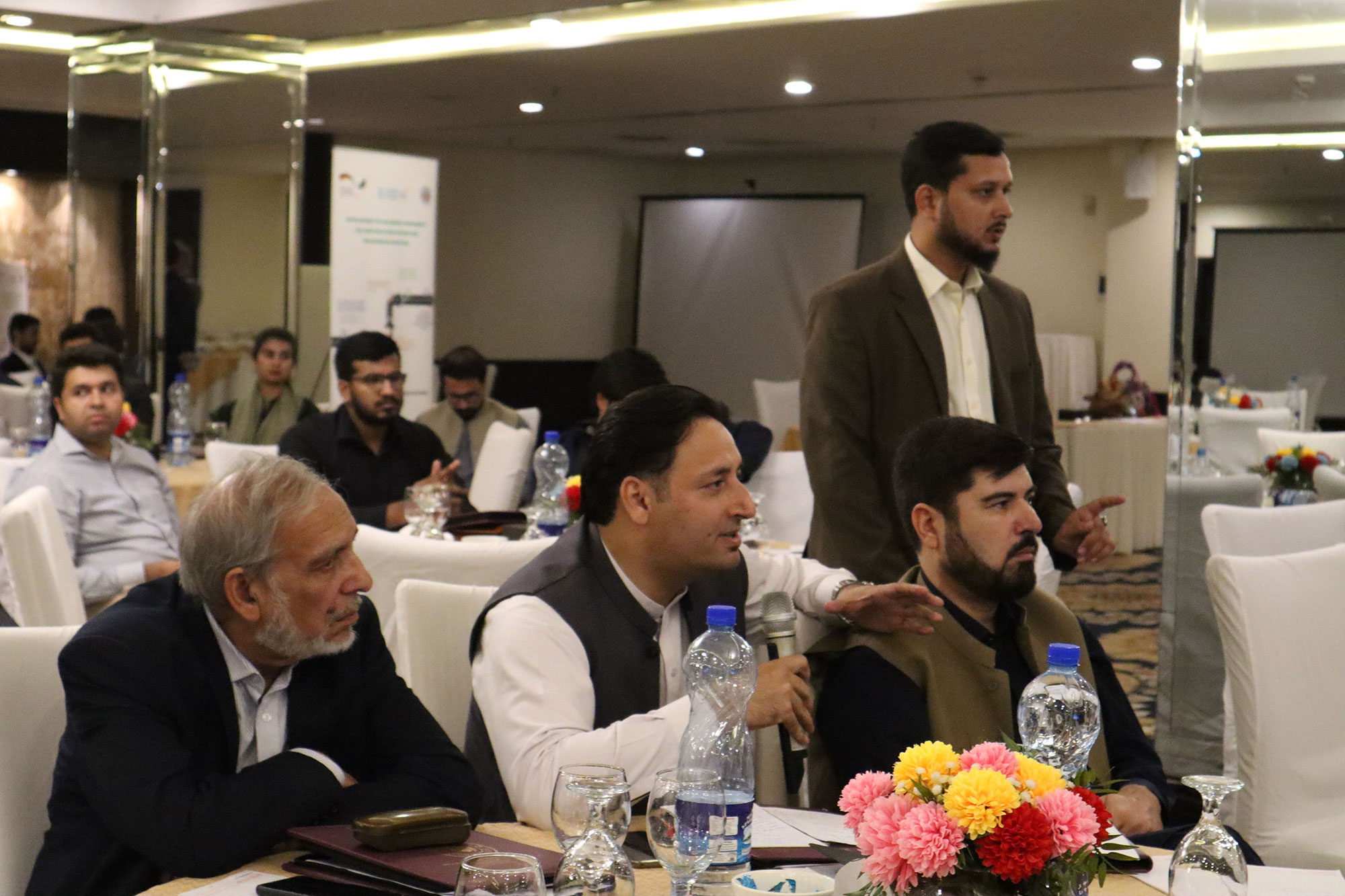 Participant asking a question in a consultative workshop on the Transformation of the Construction in Pakistan.; Copyright: GIZ Pakistan